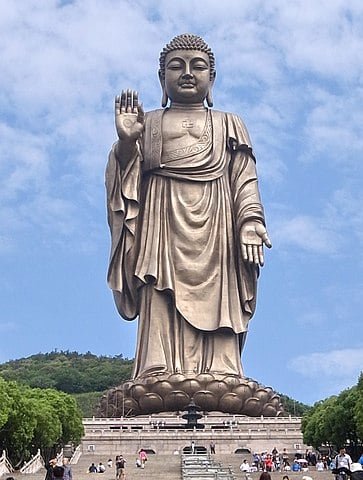 O Grande Buda (China) - 88m - Fica em Ling Shan. É feita de bronze. Foi inaugurada em 1996. Para chegar à estátua, é preciso percorrer uma escadaria com 99 degraus. 
