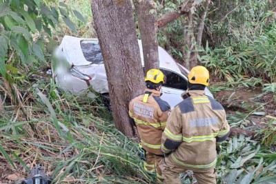 Acidente aconteceu num local de difícil o, o que exigiu técnicas avançadas do Corpo de Bombeiros -  (crédito: Reprodução/CBMMG)