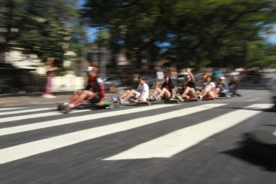 Avenida Cristóvão Colombo, na Região Centro-Sul de Belo Horizonte, se transformou em uma pista de corrida de carrinhos de rolimã, neste domingo (25/5) -  (crédito: Edésio Ferreira / EM / D.A Press)