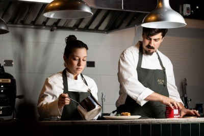 @victorschwaner/Divulgação -  (crédito: Guilherme deixou a perícia contábil e o direito, e Yzabella largou a moda para mergulhar no setor  de gastronomia)