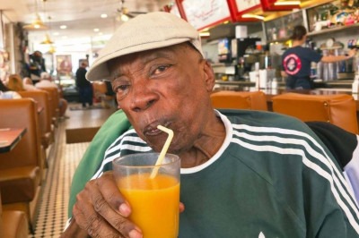 E, por fim, bebeu um suquinho de laranja na estrada. -  (crédito: Instagram/Reprdução)