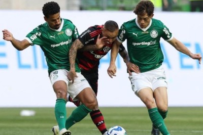 O Palmeiras sofreu sua segunda derrota dentro de casa no Campeonato Brasileiro. Na noite deste domingo (25), o Verdão perdeu para o Flamengo por 2 a 0, em uma partida em que alviverde não conseguiu demonstrar uma grande atuação. O Alviverde teve a chance de abrir mas o marcador, mas perdeu a penalidade e não soube reagir no jogo. Confira como o Jogada10 avaliou os jogadores palmeirenses. Foto: Cesar Greco/Palmeiras -  (crédito: Cesar Greco/Palmeiras)