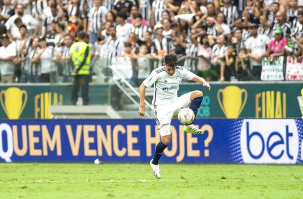 VILLALBA - Assim como sua dupla, teve pouco trabalho na zaga na primeira etapa, mas foi mais exigido no segundo tempo e deu conta do recado. Ajudou na saída de bola. - Nota: 7,5 - Foto: Gustavo Aleixo/Cruzeiro