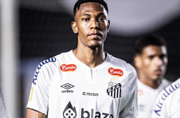 LUISÃO - Entrou um pouco inseguro e quase comprometeu em um lance com Renato Kayzer. NOTA: 4,5 - Foto: Raul Baretta/ Santos