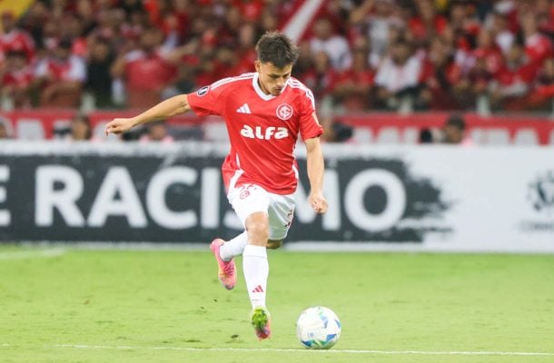 BERNABÉI - Mais uma boa partida do lateral. Fez bem o apoio ao ataque e quase balançou a rede no segundo tempo, mas o defensor adversário salvou em cima da linha. NOTA 7,0 - Foto: Ricardo Duarte/Internacional