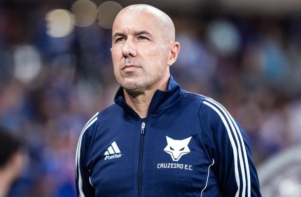 TÉCNICO LEONARDO JARDIM - Manteve a dupla Gabigol e Kaio Jorge de titular e deu certo. Conseguiu deixar a equipe ofensiva mesmo com a ausência de Matheus Pereira. Depois do intervalo, o time não voltou muito bem e demorou para mexer. Além disso, as substituições não ajudaram o time a manter o nível do primeiro tempo - Nota:  7,0 - Foto: Gustavo Aleixo/Cruzeiro