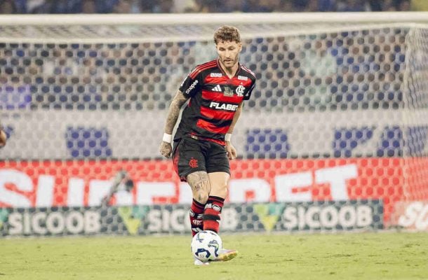 LÉO PEREIRA – Boa participação defensiva, principalmente na marcação ao Estevão. Na saída de bola, optou por es curtos. Ganhou quase todas as disputas Nota: 7,0. Foto: Adriano Fontes/Flamengo