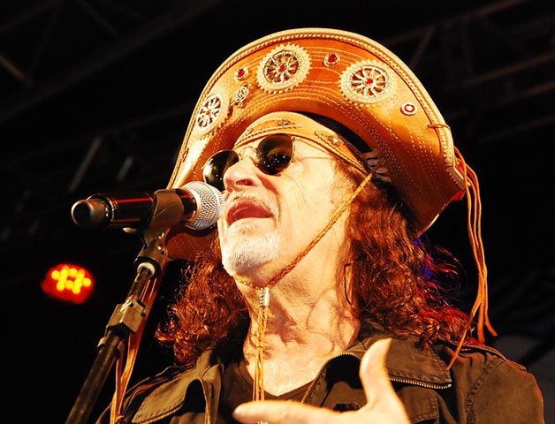 A música pernambucana também ganhou destaque nacional e internacional com artistas como Chico Science, Lenine e Alceu Valença.