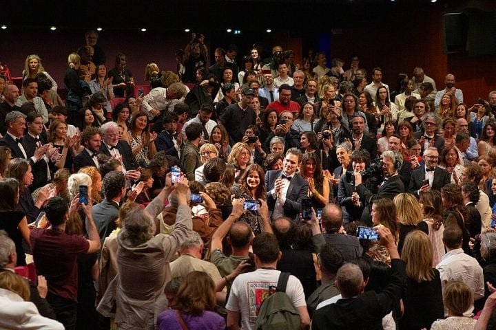 Além disso, há pessoas chamadas de "puxadores de aplausos", que ajudam a manter as palmas por mais tempo.