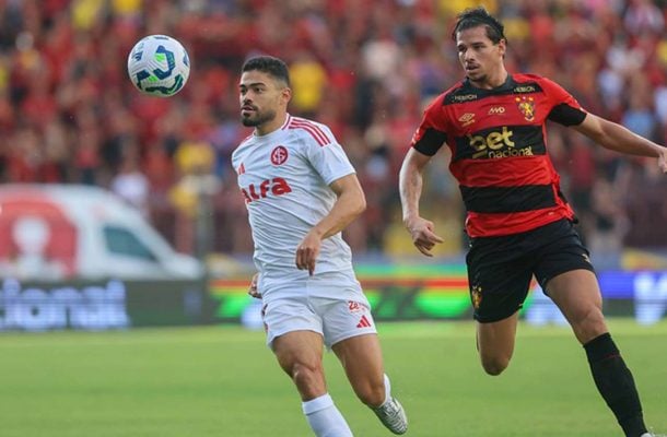 BRUNO TABATA - Conseguiu fazer boas tabelas, mas teve momentos apagados no jogo. Aos 15 minutos do segundo tempo, saiu para a entrada de Yago Noal. - Foto: Ricardo Duarte/Internacional