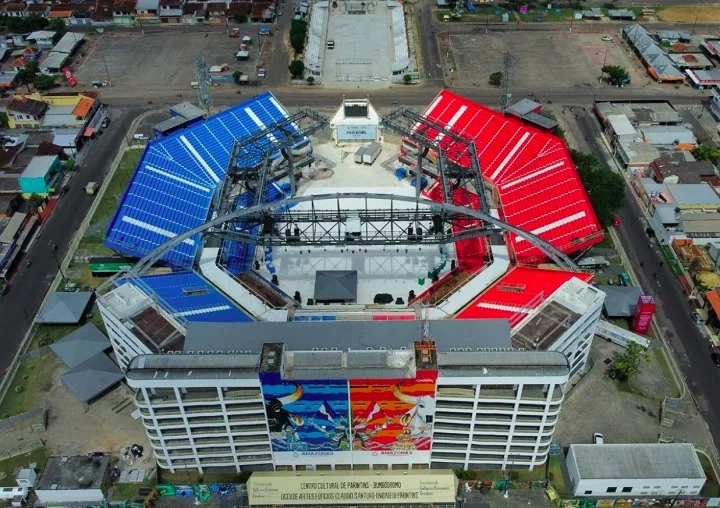 O festival acontece no BumbÃ³dromo, uma arena com capacidade para aproximadamente 17 mil pessoas. O formato da arena lembra a cabeÃ§a de um boi visto de cima.