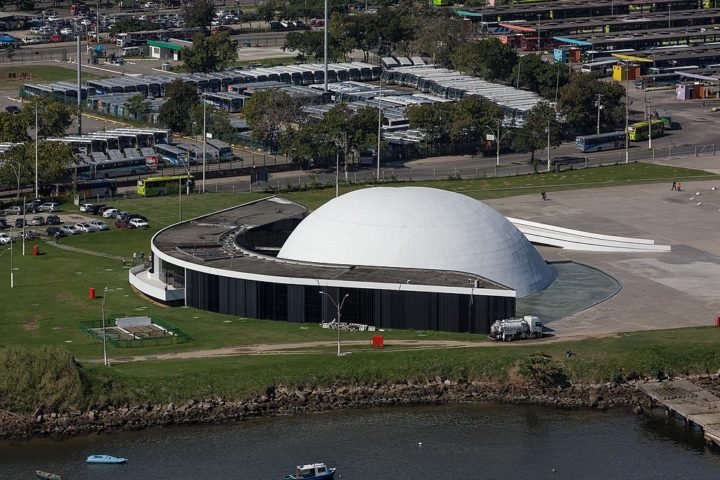 O Caminho Niemeyer, um conjunto de obras arquitetônicas projetadas por Oscar Niemeyer, inclui o Teatro Popular, a Praça Juscelino Kubitschek e a Fundação Oscar Niemeyer (foto).
