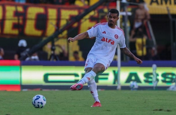 CLAYTON SAMPAIO - O camisa 20 não entra em campo desde o dia 10 de abril, quando o Colorado ganhou do Atlético Nacional por 3 a 0, e deixou claro que falta ritmo de jogo. Pediu para ser substituído na reta final da partida, mas o técnico já tinha feito as cinco substituições. NOTA 5,5 - Foto: Ricardo Duarte/Internacional