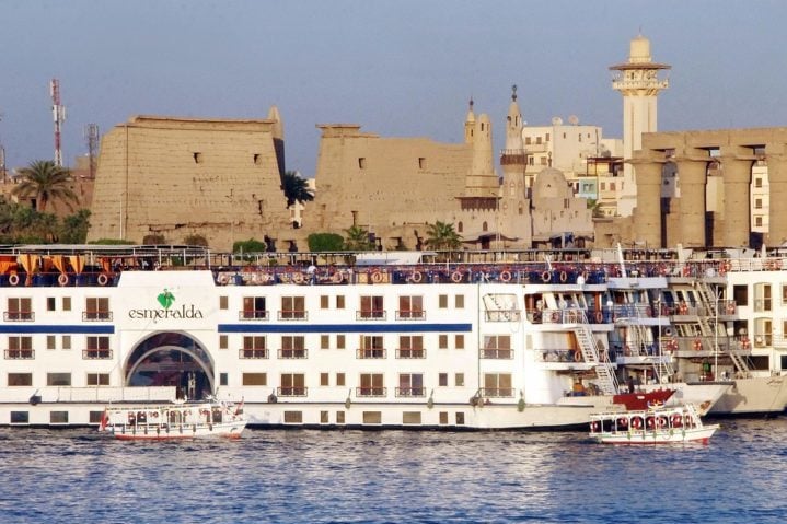 Esses cruzeiros geralmente partem de cidades como Luxor e Assuã, duas das principais bases para explorar os sítios arqueológicos ao longo do rio.