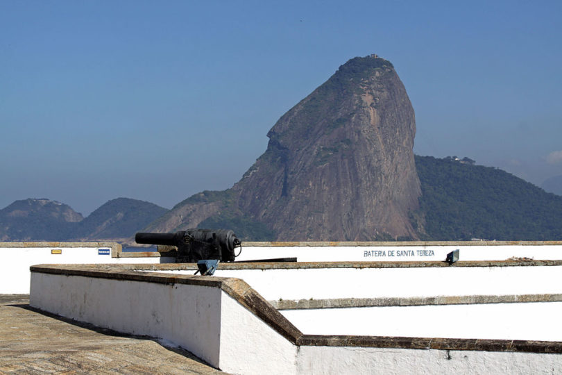 A cidade tem um forte apelo histórico, com construções que remontam ao período colonial e imperial, como a Fortaleza de Santa Cruz, uma das mais importantes estruturas de defesa do Brasil colonial.