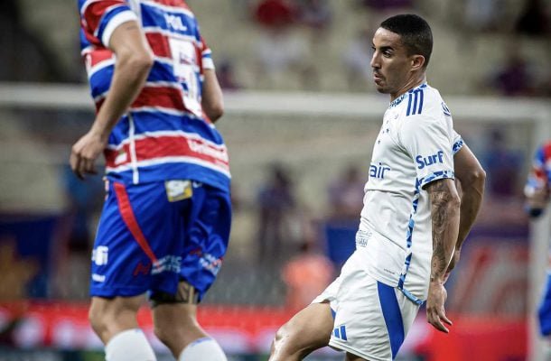 CHRISTIAN - Como de costume, muito ativo no ataque, sempre aparecendo na área e também atuando no setor defensivo com desarmes e marcações. Teve uma finalização de calcanhar na pequena área. No segundo tempo, deu uma sumida e saiu aos 44 para a entrada de Lautaro Díaz. - Nota: 7,0 - Foto: Samuel Andrade/ Cruzeiro