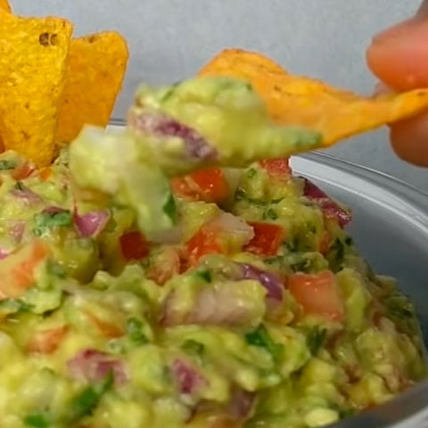 Guacamole leva abacate, cebola pequena, tomate grande, pimenta malagueta, suco de limã, azeite extra virgem, sal, alho e coentro. 