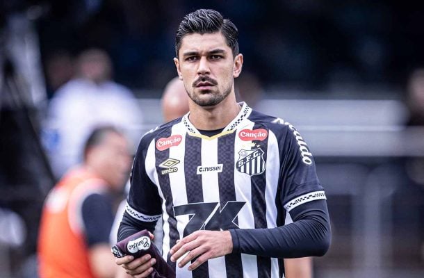 JOÃO BASSO - Foi um pouco inseguro e perdeu algumas posses. Não contribuiu tanto quanto o seu companheiro de zaga nas ações defensivas. Foi substituído no segundo tempo após levar a pior em uma disputa de bola. NOTA: 4,5 - Foto: Raul Baretta/ Santos