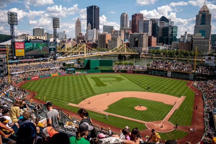 Além do aspecto competitivo, o beisebol é celebrado por sua atmosfera familiar. O consumo de comidas típicas como hot dogs nos estádios é um clássico!