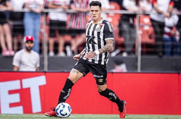LÉO GODOY - Teve poucas ações com a bola no pé. Cumpriu seu papel tático e defensivo sem comprometer. NOTA: 5,5 - Foto: Raul Baretta/ Santos
