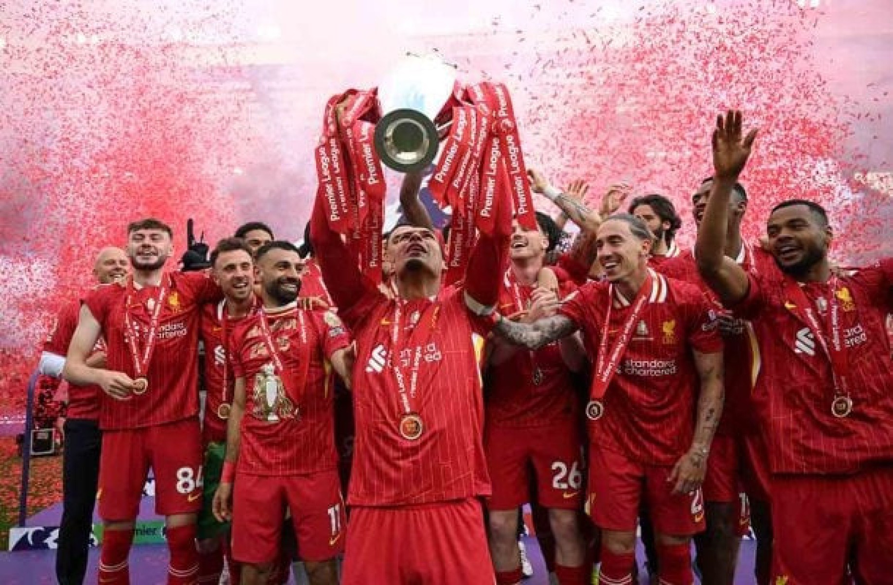 Festa com taça e empate: Liverpool celebra título inglês em Anfield Festa com taça e empate: Liverpool celebra título inglês em Anfield