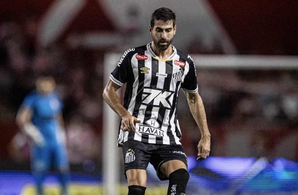 LUAN PERES - Fez uma partida segura. Teve um alto volume de cortes e foi bem principalmente no jogo aéreo. Também apareceu bem nas ações com a bola no pé. NOTA: 6,5 - Foto: Raul Baretta/ Santos