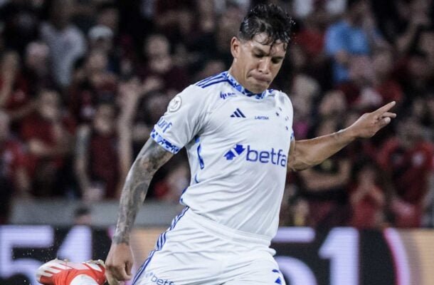 LUCAS ROMERO - Seguro na marcação, enfiadas de bola. Numa dessas, deu o passe inicial na jogada do primeiro gol. Além disso, conseguiu atuar mais próximo do ataque e tentou finalizações. Saiu aos 44 do segundo tempo para a entrada de Murilo Rhikman. - Nota: 7,5 - Foto: Gustavo Aleixo/Cruzeiro