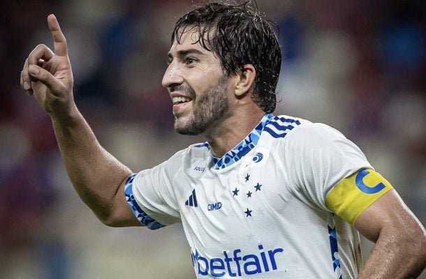 LUCAS SILVA - Boas interceptações no meio de campo, além de criar jogadas e aparecer no ataque. Marcou o segundo gol da partida, de canhota, dentro da área.  - Nota: 8,0  - Foto: Samuel Andrade/ Cruzeiro