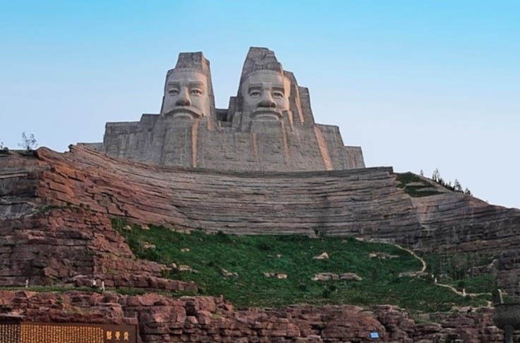 Imperadores Yan e Huang (China) - 106m - Fica em Zhenghou. Esculpida numa montanha à margem do rio Amarelo, precisou de 20 anos para ser finalizada.  Só os bustos têm 51 metros, foram a escultura feita na rocha que serviu para sustentar os rostos.
