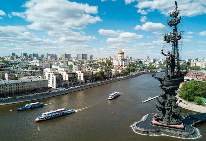 Pedro, O Grande (Rússia) - 96m - Fica em Moscou. Feita de bronze. Inaugurada em 1997. Criada para representar Cristóvão Colombo, não teve nenhum cliente interessado na América. Então, o escultor artista russo Zurab Tsereteli alterou a face da estátua para o czar Pedro I.
