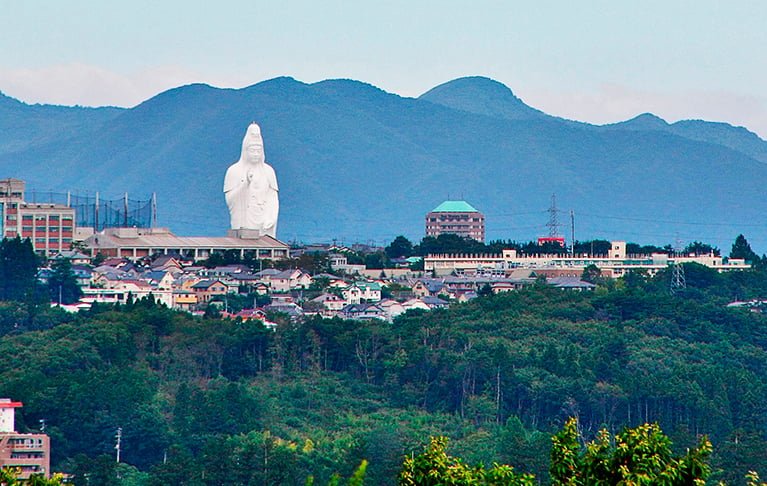 Sendai Daikannon (JapÃ£o) - 100m - Fica na cidade de Sendai. Inaugurada em 1991. Na mÃ£o direita tem uma gema dos desejos  e na mÃ£o esquerda tem um frasco que despeja a Ã¡gua da sabedoria. 