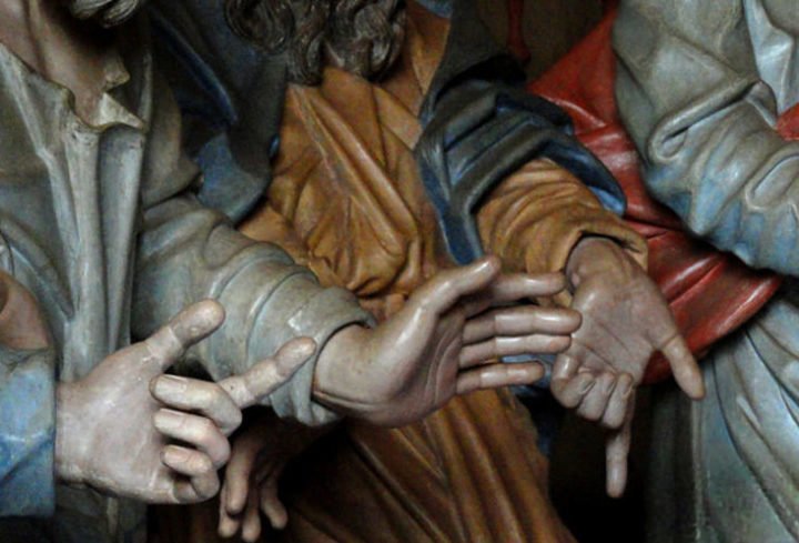 Entre o fim do século 18 e o início do século 19, Aleijadinho desenvolveu uma doença degenerativa — possivelmente hanseníase — que lhe causou deformidades severas nas mãos e nos pés, levando à alcunha de "Aleijadinho". 