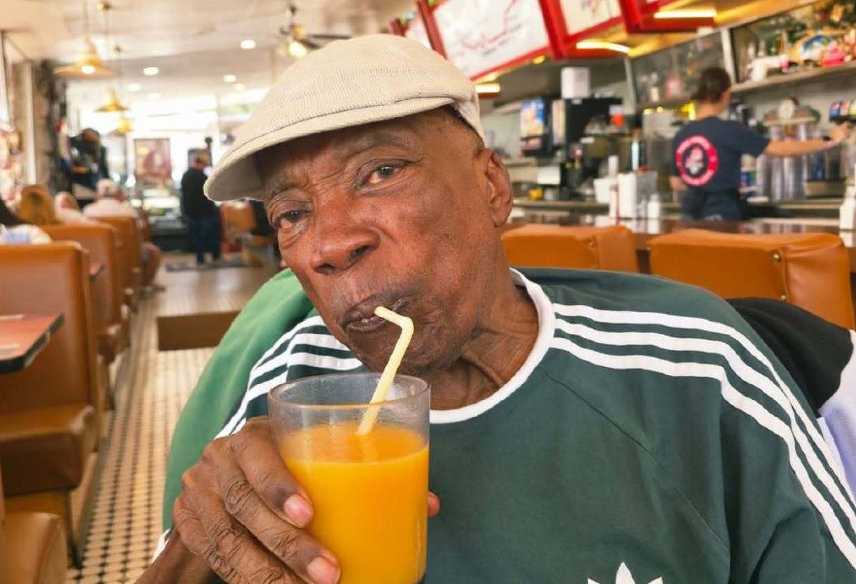 E, por fim, bebeu um suquinho de laranja na estrada.-Instagram/Reprdução