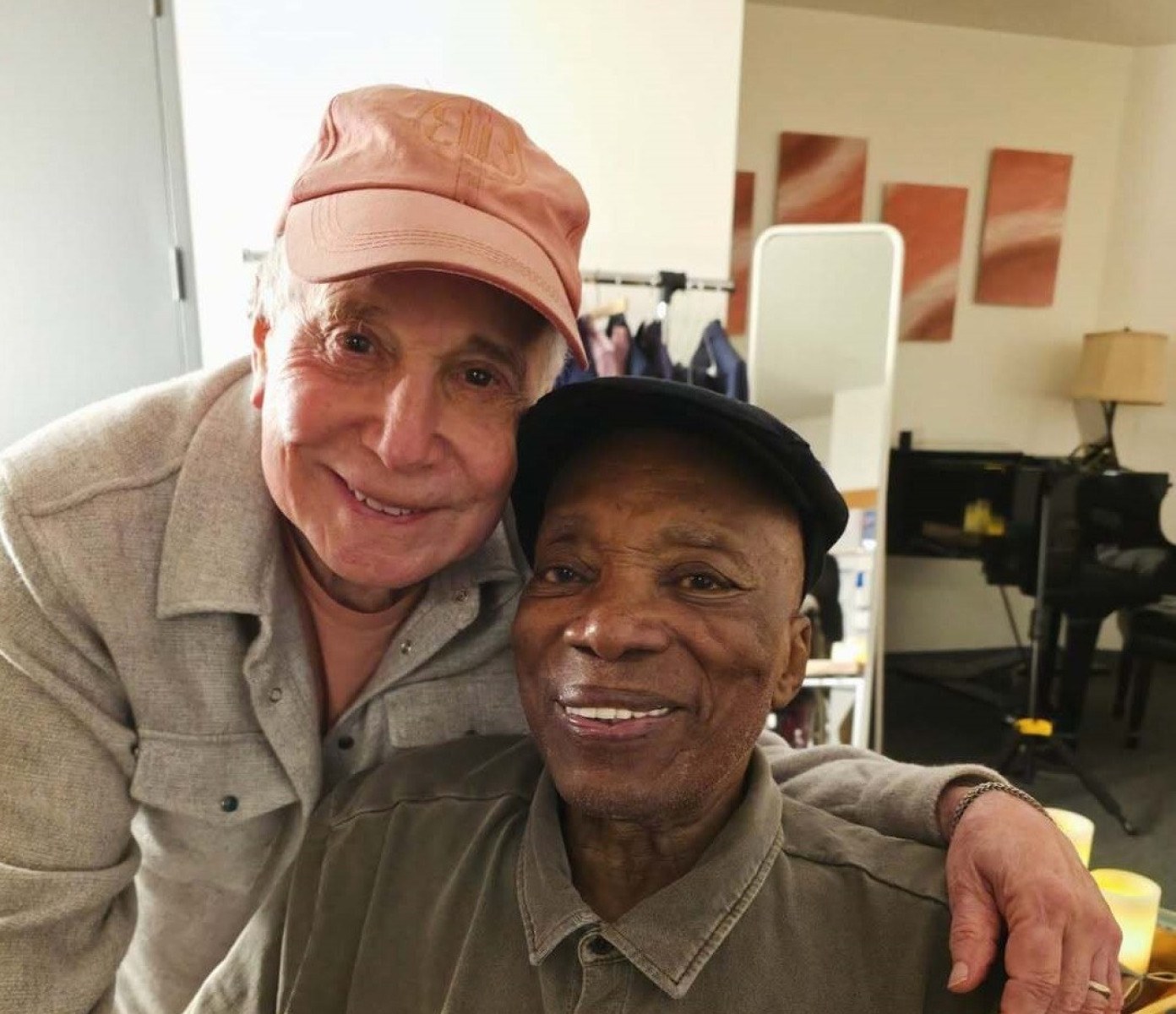 Não bastasse a viagem, Bituca assistiu ao show do amigo Paul Simon, com quem tirou a foto.-Instagram/Reprdução