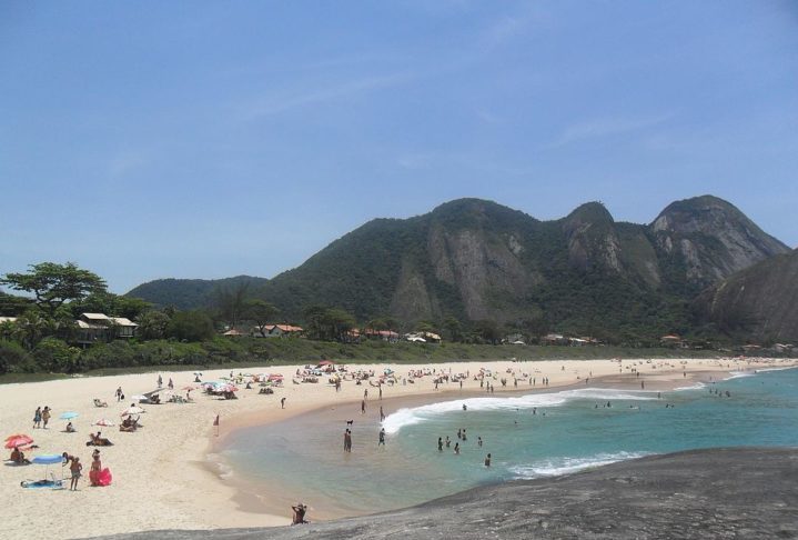 Conhecida por sua qualidade de vida, a cidade se destaca por suas belas praias, como Itacoatiara, Camboinhas e Piratininga, além do famoso Museu de Arte Contemporânea (MAC), projetado por Oscar Niemeyer.