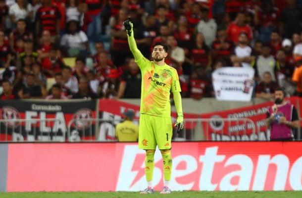 ROSSI – Com o Palmeiras marcando muito em cima, apareceu bastante na troca de es, aproveitando sua qualidade com os pés, saindo bem. Mas foi debaixo das traves que foi o cara do jogo. Defendeu o pênalti de Piquerez e a sobra chutada por Estêvão. Fez defesa de reflexo no fim em chute de Flaco. Um dos caras do jogo  Nota: 8,5. Foto: Gilvan de Souza/Flamengo