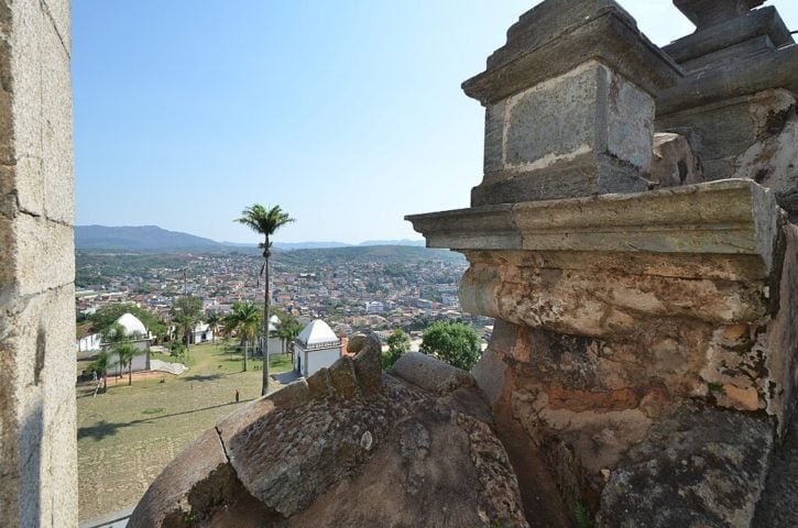 O santuário também oferece uma vista privilegiada da cidade de Congonhas e da paisagem montanhosa de Minas Gerais.
