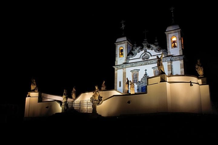 Construído no século 18, o Santuário do Bom Jesus de Matosinhos é uma obra-prima do barroco e do rococó mineiro, sendo um dos maiores legados do escultor Antônio Francisco Lisboa, o Aleijadinho.