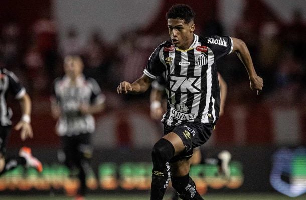 SOUZA - Foi muito bem no apoio ofensivo e deu a assistência para Guilherme marcar o gol da vitória. Já na defesa, não comprometeu. NOTA: 6,5 - Foto: Raul Baretta/ Santos