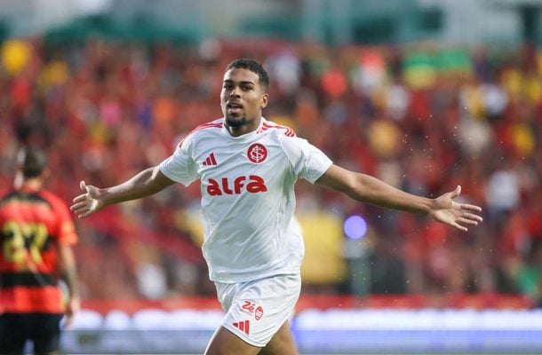 GUSTAVO PRADO - Não fez um grande primeiro tempo, mas foi decisivo ao marcar um golaço na segunda etapa, que garantiu o empate na Ilha do Retiro. Sentiu um desconforto muscular aos 22 minutos e saiu para a entrada de Raykkonen. NOTA 7,5 - Foto: Ricardo Duarte/Internacional