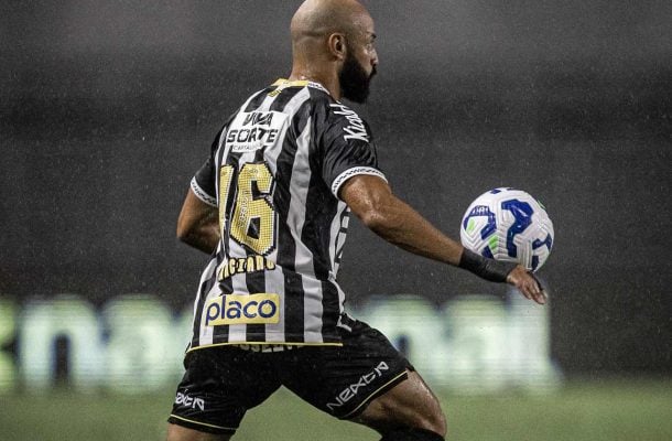 THACIANO - Entrou junto com Neymar em campo e também teve uma participação discreta. Faltou ser mais eficiente com a bola no pé. Nos acréscimos, errou um e simples que poderia ter deixado Neymar livre de frente para o goleiro. NOTA: 4,5 - Foto: Raul Baretta/ Santos