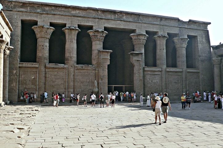 Durante o percurso, os ageiros têm a oportunidade de visitar templos antigos, tumbas e ruínas que ficam às margens do rio, como o Templo de Edfu (foto), dedicado ao deus Hórus, e o Templo de Kom Ombo, que homenageia os deuses Sobek e Haroeris.