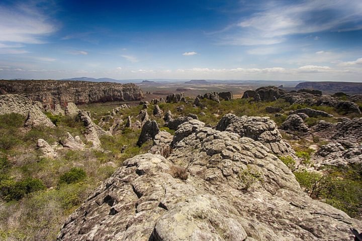 No interior, o Sertão pernambucano revela paisagens únicas, como a Serra do Chapada do Araripe e o Vale do Catimbau (foto), conhecido por suas formações rochosas e sítios arqueológicos.