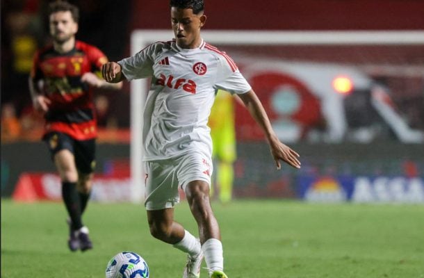 YAGO NOAL - O jovem de 18 anos entrou na vaga de Bruno Tabata aos 15 minutos do segundo tempo e fez sua estreia neste BrasileirÃ£o. NOTA 5,0 - Foto: Ricardo Duarte/Internacional