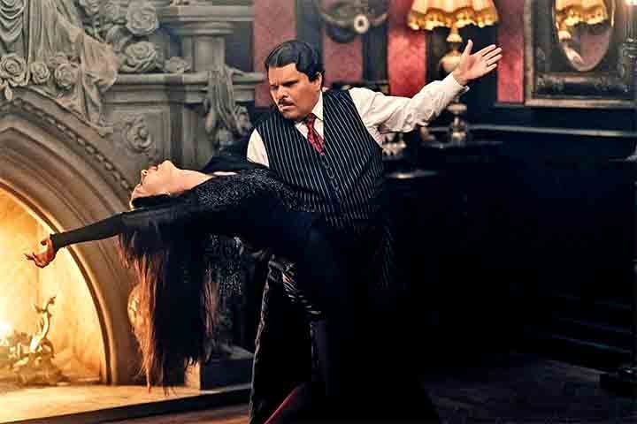 No entanto, apesar da aparência excêntrica, são extremamente unidos e demonstram um senso profundo de afeto entre si. Essa dualidade é uma das razões pelas quais os Addams continuam fascinando o público geração após geração.