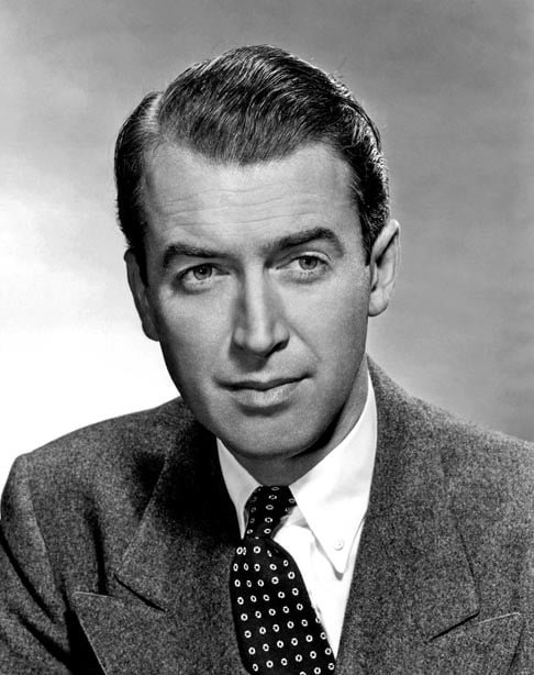 3. James Stewart - Além de ter sido um dos primeiros atores a se candidatar ao serviço militar na Segunda Guerra Mundial, estudou arquitetura na Universidade de Princeton. Nascido em 20 de maio de 1908, apaixonou-se por interpretação e tornou-se um ícone em Hollywood. 