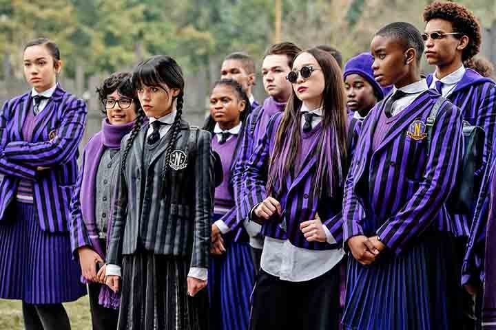 Em seguida, a protagonista retorna à Escola Nunca Mais, onde reencontra sua colega de quarto, Enid Sinclair, vivida por Emma Myers. O ambiente escolar, conhecido por reunir jovens com habilidades sobrenaturais, será novamente o centro de eventos misteriosos e desafios sombrios.