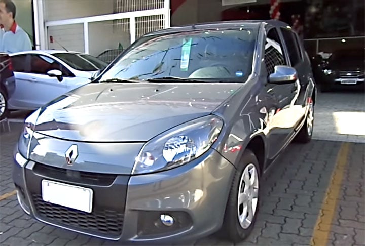 Renault Sandero
De origem sa, o Sandero é produzido no Brasil e se destaca pelo bom espaço interno, mecânica confiável e custo ível. Ideal para uso urbano, tem versões com motor 1.0 e 1.6, além de câmbio manual ou automático.