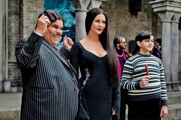 A nova temporada promete ampliar a dinâmica familiar dos Addams. Mortícia (Catherine Zeta-Jones), Gomez (Luis Guzmán) e Pugsley (Isaac Ordonez) terão participações mais relevantes na história, revelando segredos antigos e ampliando o entendimento sobre a origem e os dons especiais da família.