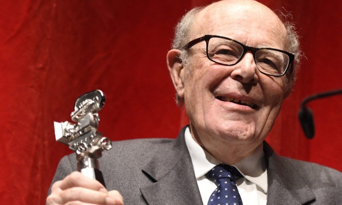 Diretor francês Marcel Ophüls segura prêmio Câmera Berlinale no 65º Festival Internacional de Cinema de Berlim, em Berlim, em 11 de fevereiro de 2015  -  (crédito: Odd ANDERSEN / AFP)